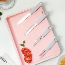 多功能雙面砧板含水果刀、鋸齒刀、輔食剪、水果刨刀等四個(gè)配件